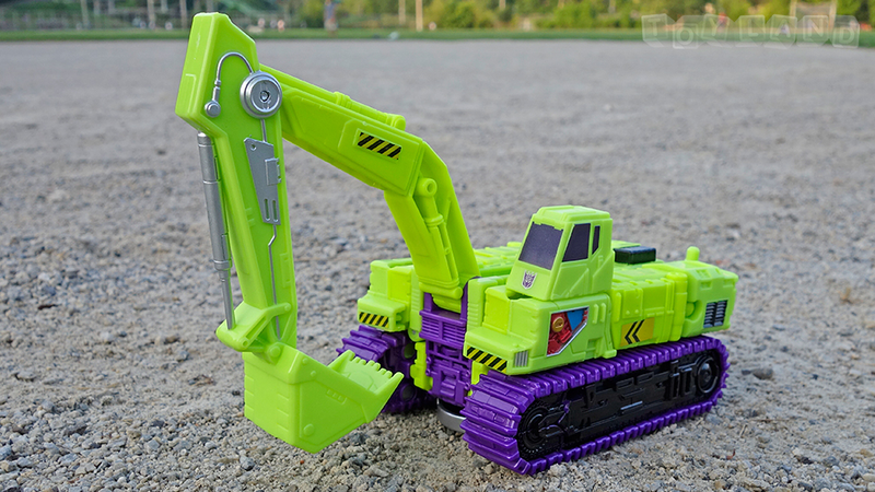 Illustration for article titled The Colossal New Transformers Devastator Is Better than the Original